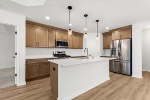512 Hunter Oaks Blvd, Watertown, WI 53094 - Photo 2