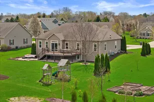 N42W22814 Beacon Ct, Pewaukee, WI 53072 - Photo 4