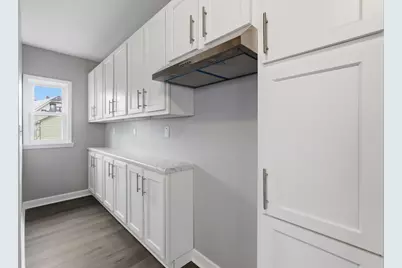 2051 S 57th St, West Allis, WI 53219 - Photo 12