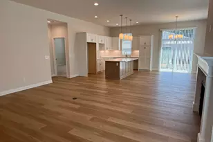 369 Evergreen Ln, Pewaukee, WI 53072 - Photo 4