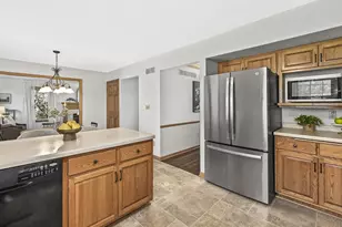 150 W Fairfield Ct, Oak Creek, WI 53154 - Photo 16