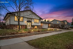 605 Juniper Ct, West Bend, WI 53095 - Photo 2