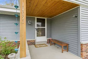 10653 Beacon Hill Ct, Franklin, WI 53132 - Photo 2