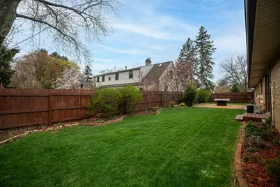 321  Lakecrest Dr, Racine, WI 53402 - Photo 6