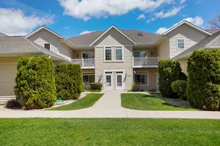 W398N5983 Autumn Woods Dr, Oconomowoc, WI 53066 - Photo 2