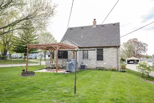 2876 S 86th St, West Allis, WI 53227 - Photo 36