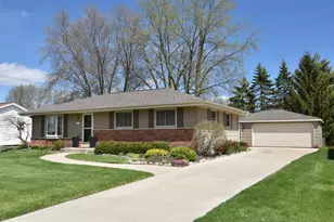 220 Judge Dr, Saukville, WI 53080 - Photo 2