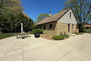 2945 S 104th St, West Allis, WI 53227 - Photo 32