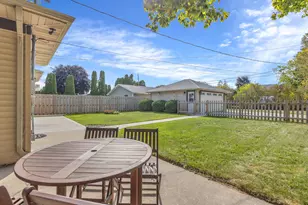 2504 Lakeshore Dr, Sheboygan, WI 53081 - Photo 6