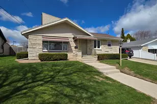 1212 S 35th St, Manitowoc, WI 54220 - Photo 2