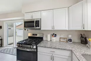 605 Victoria St, West Bend, WI 53090 - Photo 4