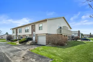 10340 W Parkwood Dr, Franklin, WI 53132 - Photo 2