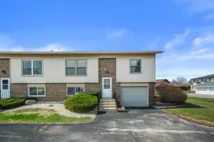 10340 W Parkwood Dr, Franklin, WI 53132 - Photo 4