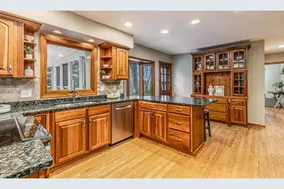 695  Meadow Ln, Elm Grove, WI 53122 - Photo 6