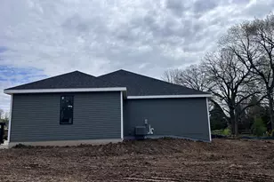 1733 Palmer Ct, Hartford, WI 53027 - Photo 2