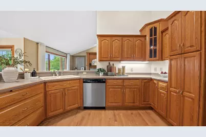 6065 S Preston Ln, New Berlin, WI 53151 - Photo 18