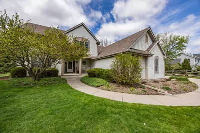 207  Woodlands Ct, Hartland, WI 53029 - Photo 2