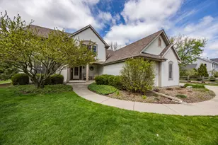 207 Woodlands Ct, Hartland, WI 53029 - Photo 2