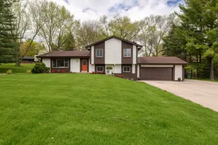 W296N575 Bryn Dr, Delafield, WI 53188 - Photo 4