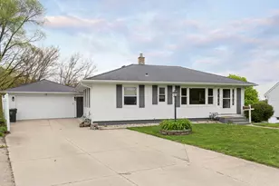 315 Hillcrest Dr, Fort Atkinson, WI 53538 - Photo 2