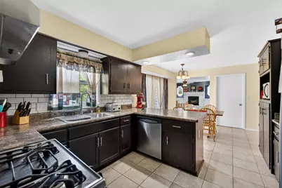 2400  Tammy Ln, Racine, WI 53402 - Photo 6