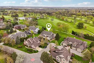 7402 W Twin Oaks Ct, Franklin, WI 53132 - Photo 4