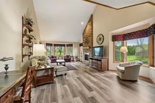 7402 W Twin Oaks Ct, Franklin, WI 53132 - Photo 8
