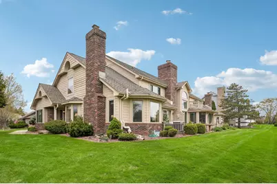 7402 W Twin Oaks Ct, Franklin, WI 53132 - Photo 1