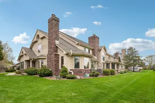 7402 W Twin Oaks Ct, Franklin, WI 53132 - Photo 1