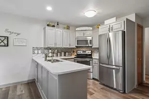 7402 W Twin Oaks Ct, Franklin, WI 53132 - Photo 14