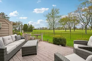7402 W Twin Oaks Ct, Franklin, WI 53132 - Photo 2