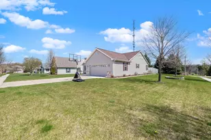 572 Nordic Ct, Slinger, WI 53086 - Photo 10