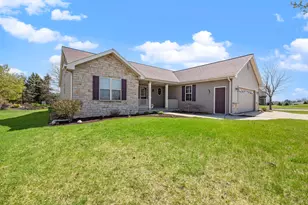 572 Nordic Ct, Slinger, WI 53086 - Photo 1