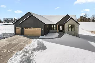 W209N5699 Turnberry Ln, Menomonee Falls, WI 53052 - Photo 1