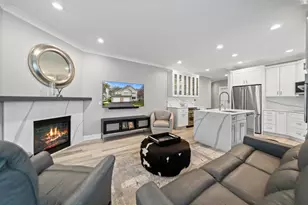 401 Abbey Ridge Ct, Fontana, WI 53125 - Photo 2