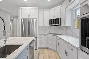 401 Abbey Ridge Ct, Fontana, WI 53125 - Photo 10