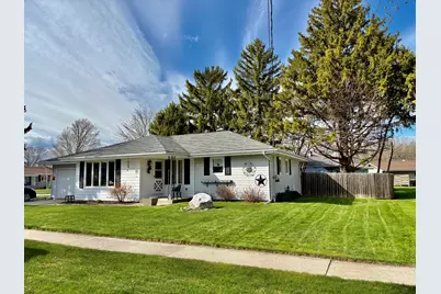 2226  Lexington Dr, Manitowoc, WI 54220 - Photo 2