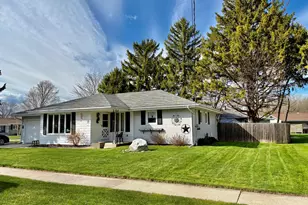 2226 Lexington Dr, Manitowoc, WI 54220 - Photo 2