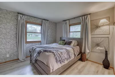 5890  Lakeview Dr, Greendale, WI 53129 - Photo 20