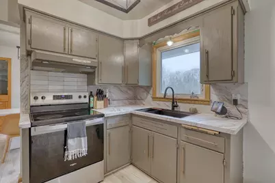 5890  Lakeview Dr, Greendale, WI 53129 - Photo 14