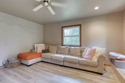 5890  Lakeview Dr, Greendale, WI 53129 - Photo 10