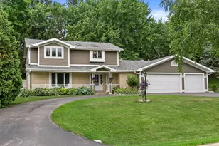 N51W35827 Hillcrest Ct, Oconomowoc, WI 53066 - Photo 2