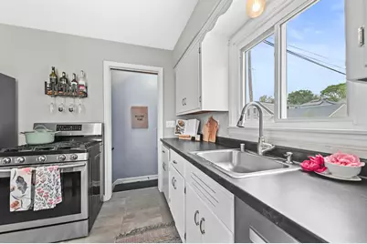 7926 W Wright St, Wauwatosa, WI 53213 - Photo 10