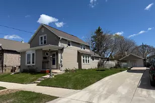 909 S 25th St, Manitowoc, WI 54220 - Photo 2