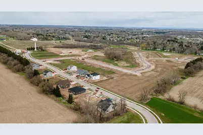 633  Hawks Ridge Rd #Lt5, Grafton, WI 53024 - Photo 2