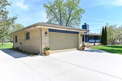 15860  Brookhill Dr, Brookfield, WI 53005 - Photo 8