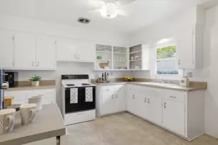 10035 W Highwood Ave, Wauwatosa, WI 53222 - Photo 10