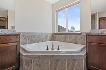 N42W22770  Beacon Ct, Pewaukee, WI 53072 - Photo 28