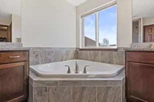 N42W22770 Beacon Ct, Pewaukee, WI 53072 - Photo 28