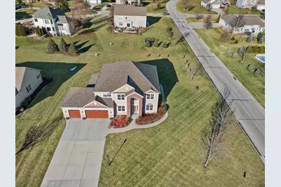 N42W22770  Beacon Ct, Pewaukee, WI 53072 - Photo 2